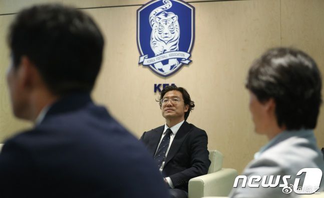 影片中，一个斯蒂芬·金式的作家被一个腐烂的、头戴头盔的在越战中死伤的士兵追击。